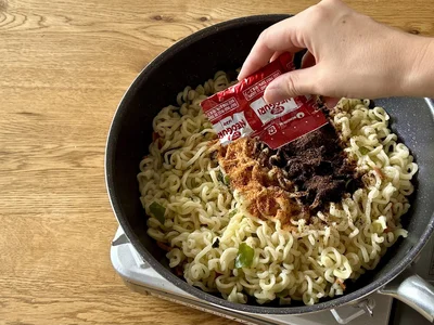 麺と茹で汁、粉末スープ、調味油を入れて