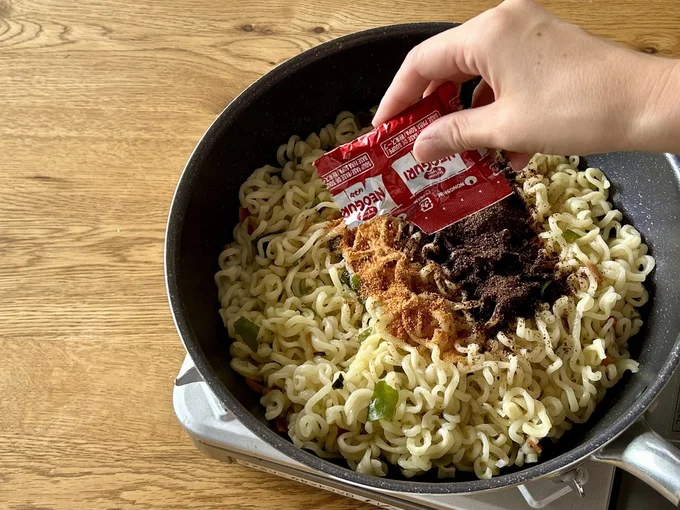 麺と茹で汁、粉末スープ、調味油を入れて