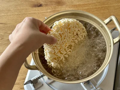 沸騰したら、2袋分の麺を入れる