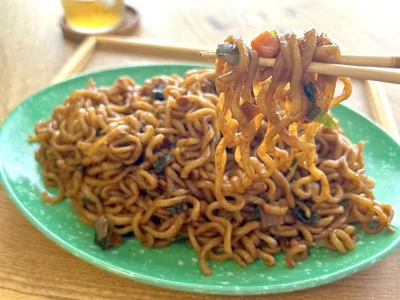 もっちり麺にヤミツキになる味です