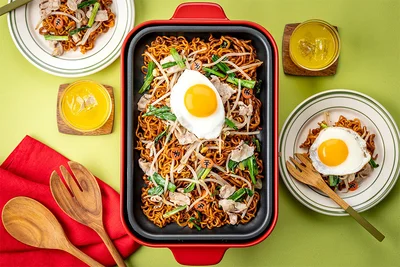 「辛ラーメン 焼きそば（韓国名：ポックンミョン[炒め麺]）」と「チャパゲティ」をMIXしたアレンジ麺「辛ポッゲティ」