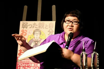 トークショーでプロの手を借りた介護の必要性を説く安藤なつさん