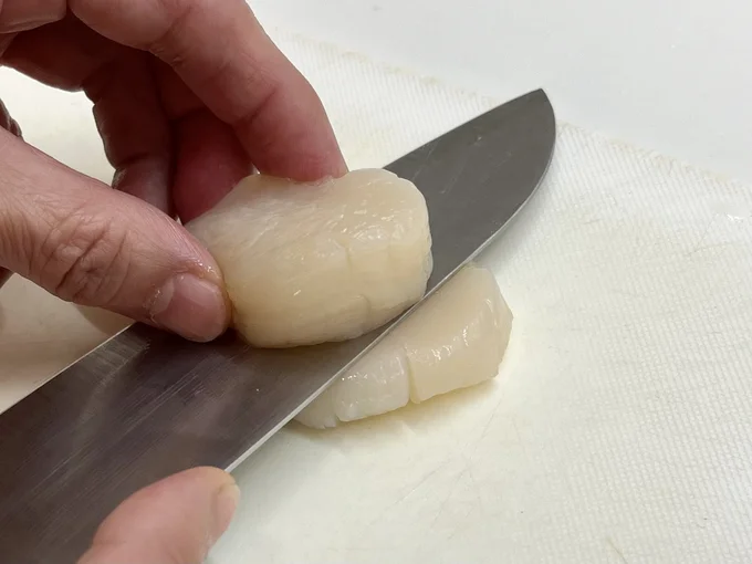 分厚いホタテをスライスして盛り付けます