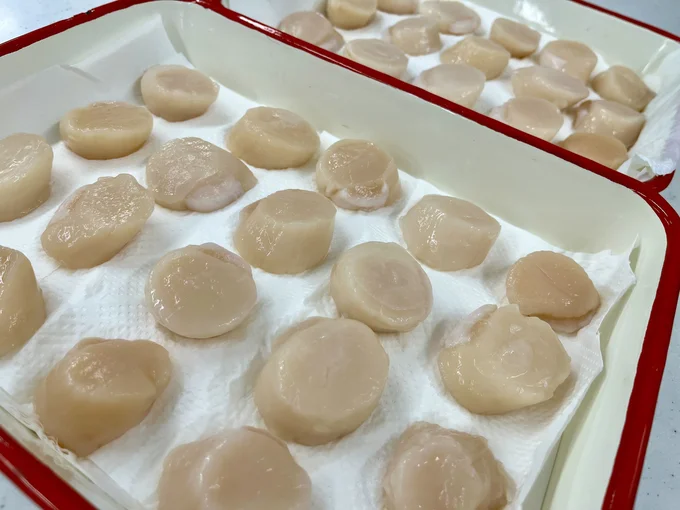 水洗いしたホタテをトレーに乗せて解凍