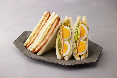 メルヘン　すじ青のり香る玉子ハムチーズサンド/すじ青のりタルタルたっぷりのサーモンフライサンド 各540円(1袋)
