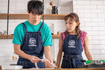 おそるおそるイカの内臓に手を入れる小山さん。真剣です！
