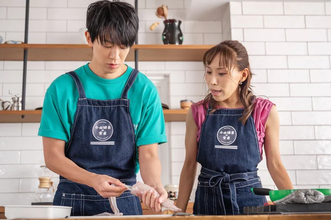 おそるおそるイカの内臓に手を入れる小山さん。真剣です！
