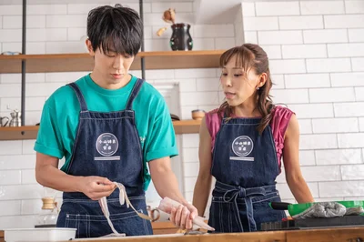 「ちょっと怖い（笑）」と言いつつ小山さんは興味深く凝視