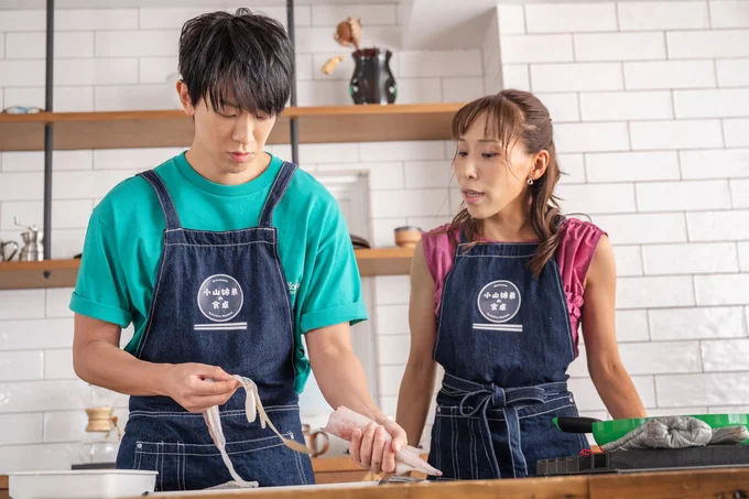 「ちょっと怖い(笑)」と言いつつ小山さんは興味深く凝視