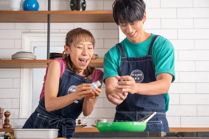 小山さんは塩コショウをぐりぐり。みきママさんは「パッパッパ~♪」と歌って楽しそう
