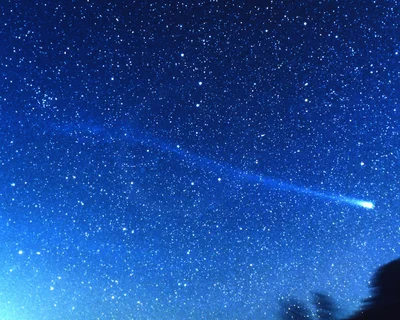 長い尾を引いて輝く彗星