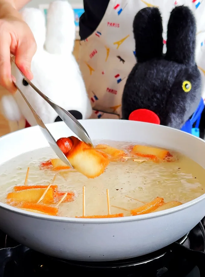 中温の油でサクッときつね色に香ばしく揚げます