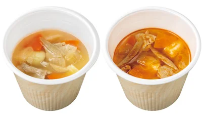 特製豚汁 150円（左）　特製旨辛豚汁 180円（右）。2024 年10 月1 日（火）～2025 年2 月28 日（金）までの「豚汁キャンペーン」期間中は10円引きに！