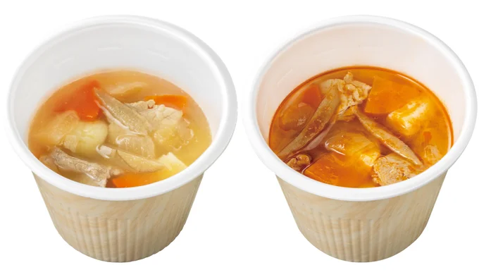 特製豚汁 150円（左）　特製旨辛豚汁 180円（右）。2024 年10 月1 日（火）～2025 年2 月28 日（金）までの「豚汁キャンペーン」期間中は10円引きに！