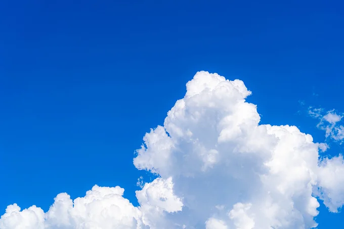 非常に小さな雲粒が集まることでつくられる雲