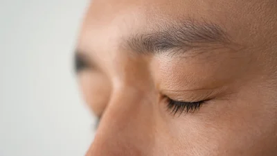 まばたき1回に要する時間は、約0.75秒。ゆえに、1分間には20回、1時間では1200回となる。