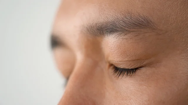 人間は1年のうち9日間も「まばたき」している!?決してムダではない大切な働き