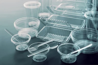 プラスチックがいつ誕生したのかについては、その考え方によっていくつかの説が存在する。