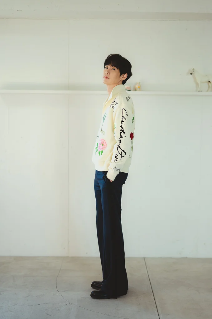 圧倒的小顔に長い脚！めちゃくちゃスタイルがいいソンフンさん。最近は悪役として注目されることが多い彼ですが、優しく笑顔の素敵な素顔にスタッフ一同感動