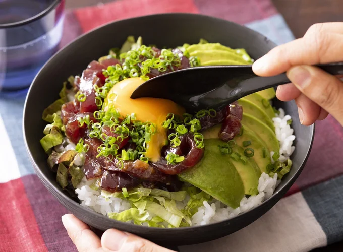 「まぐろのユッケ風サラダ丼」は鉄＆たんぱく質が豊富