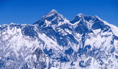 世界一高い山は、ネパールと中国の国境にそびえる標高8848メートルのエベレスト。