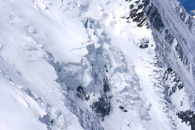 白く輝く雪山の斜面が、突如襲いかかってくる「雪崩」。