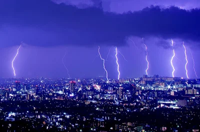 雷から放出されるエネルギーを電力として利用しようという研究は昔から行なわれてきた