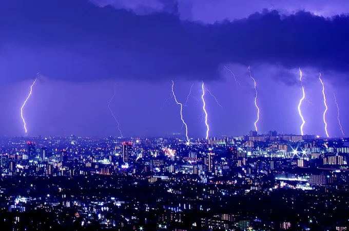雷から放出されるエネルギーを電力として利用しようという研究は昔から行なわれてきた