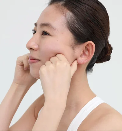 顔周辺の下がりやすい筋肉をほぐして持ち上げる