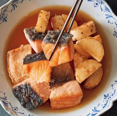 こうばしく焼き、やさしい味のだしつゆにからめて「鮭と長いもの焼きびたし」