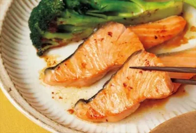 こうばしさ抜群！秋の香りを感じる「鮭」のおかず2品