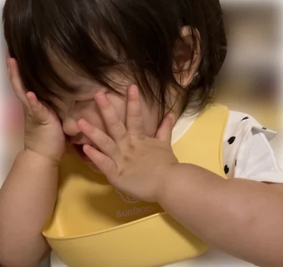 両手で顔を隠しています▶世界一かわいいいないいないばあ（⇒次へ）
