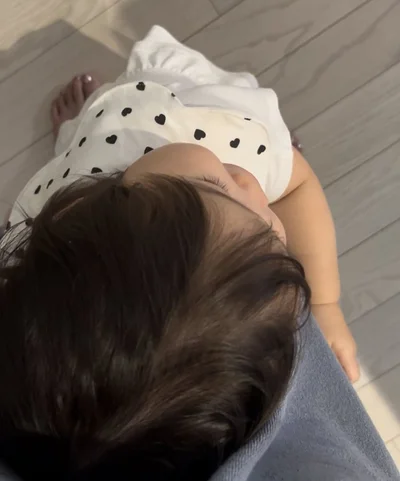 足元にぴったりくっつく娘さん▶この時のポストは次の写真（⇒次へ）