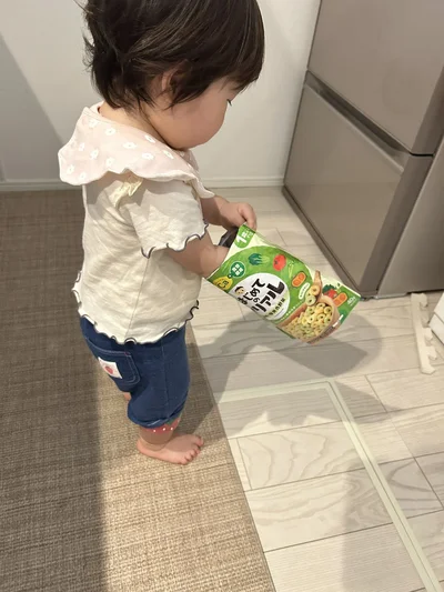 シリアルの袋を持っています▶ママが見ていることに気づいて…（⇒次へ）