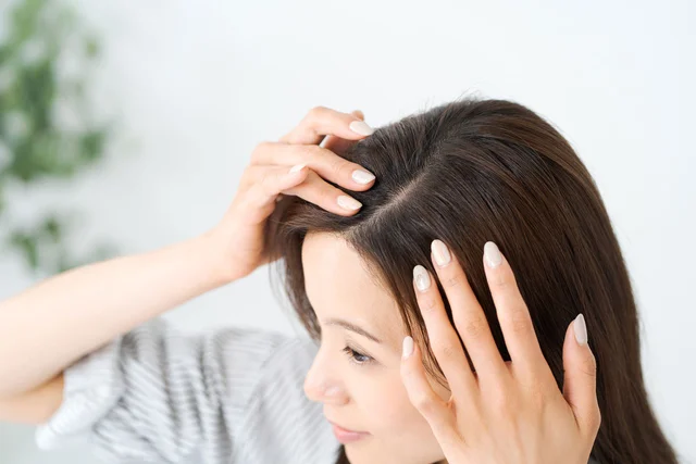 髪の悩みは「簡単頭皮マッサージ」と「スカルプケアシャンプー」で頭皮からアプローチ！
