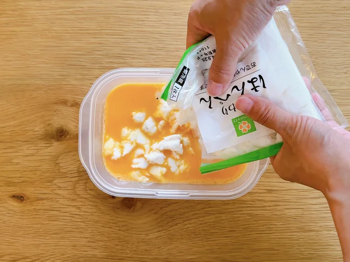 はんぺんは袋の上からつぶしながら入れて