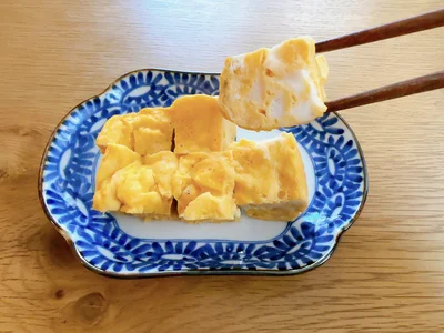 はんぺんを入れると、レンジでもふわふわの卵焼きに！