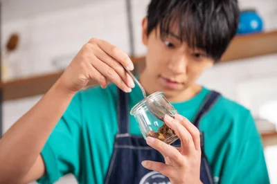 芸術品を作っているかのような小山さん。スプーンを持つ指の長さにホレボレ