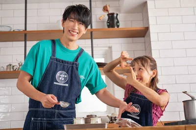 「いいねー。ここからも撮っちゃう！」とエアカメラを構えるみきママさんに小山さんは笑顔