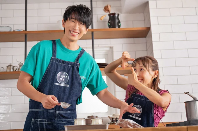 「いいねー。ここからも撮っちゃう！」とエアカメラを構えるみきママさんに小山さんは笑顔