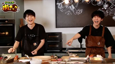 肉ッキングがスタート！楽しそうにじゃれあう2人