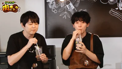 梶さんが企画した20周年記念の音声AIプロジェクト「そよぎフラクタル」とサンシャインシティプリンスホテルとのコラボカフェのドリンクで乾杯