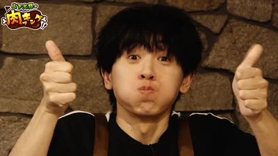 手毬寿司を口いっぱい極限まで頬張る山下大輝さん
