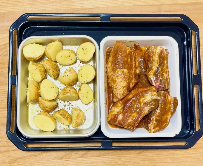 マリネした肉と野菜をオーブンの角皿(天板)に並べて焼くだけ