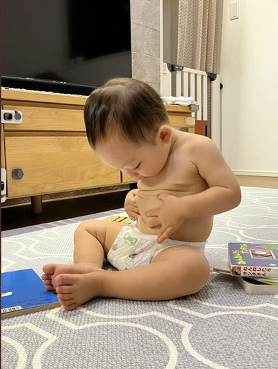 自分で自分のおへそを見つけてはポチ！▶息子くん涙の訴え（⇒次へ）