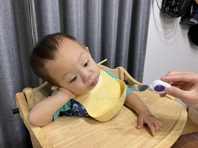 右肘をついて唇を突っぱる様子の息子くん▶このときの投稿は次の写真(⇒次へ)
