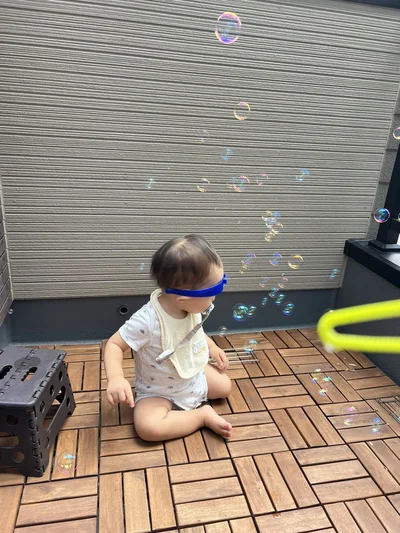 シャボン玉がいっぱい！▶全身で楽しいが伝わってきます（⇒次へ）