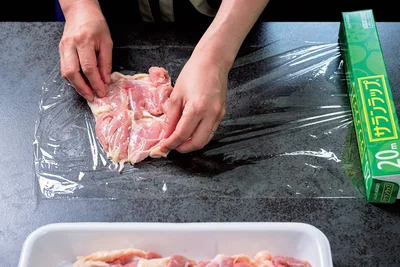 とり肉の冷凍法1　ラップにとり肉を載せる