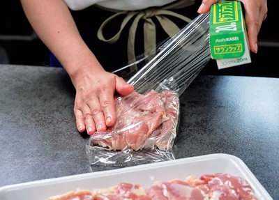 とり肉の冷凍法2　ラップを折り返し、とり肉をもう１枚載せる