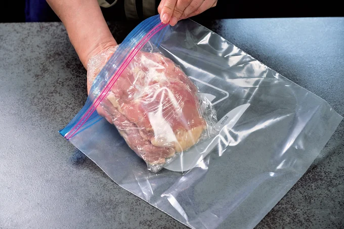 とり肉の冷凍法3 冷凍用保存袋に入れて冷凍